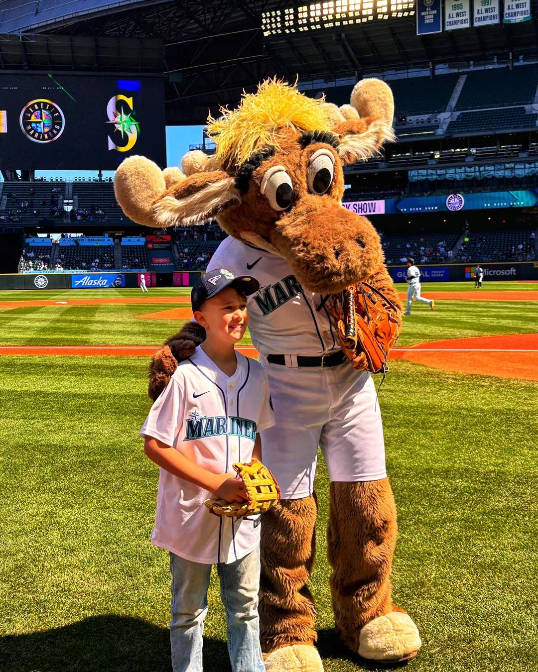 Asher Niles throws first pitch at Seattle Mariners game